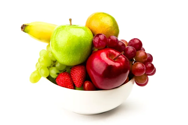 Čerstvé ovoce na talíři Izolované na bílém — Stock fotografie