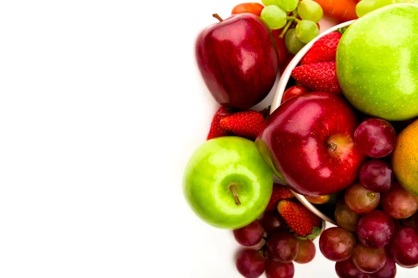 Frutas frescas no prato Isoladas em branco — Fotografia de Stock