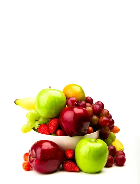 Frische Früchte auf Teller Isoliert auf weiß — Stockfoto
