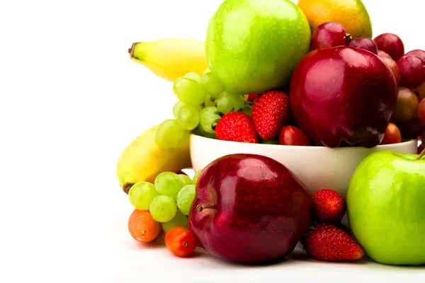 盘子里的新鲜水果，与白色隔离 — 图库照片
