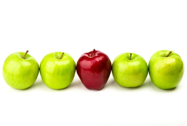 Κόκκινο μήλο μεταξύ πράσινα μήλα που απομονώνονται σε λευκό — Φωτογραφία Αρχείου