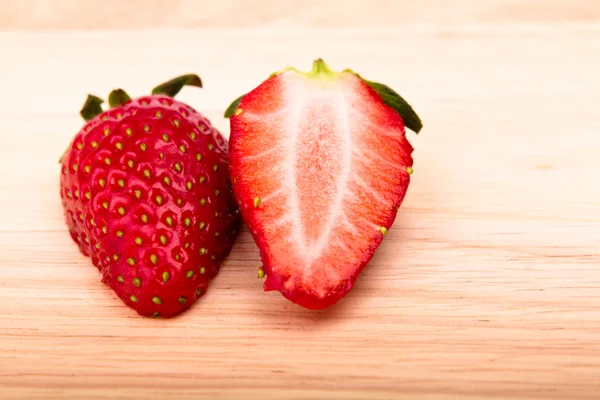 Erdbeere auf Holztisch — Stockfoto