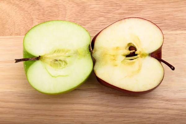 Gröna och röda hälften av apple — Stockfoto