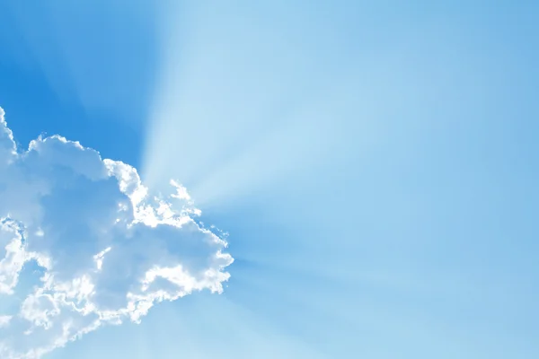 Μπλε του ουρανού με τα όμορφα σύννεφα και ήλιο — Φωτογραφία Αρχείου