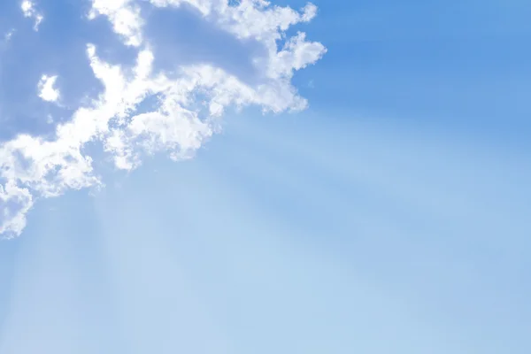 Μπλε του ουρανού με τα όμορφα σύννεφα και ήλιο — Φωτογραφία Αρχείου