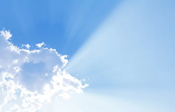蓝蓝的天空太阳和美丽的云 — 图库照片
