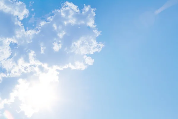 Modrá obloha s slunce a krásné mraky — Stock fotografie