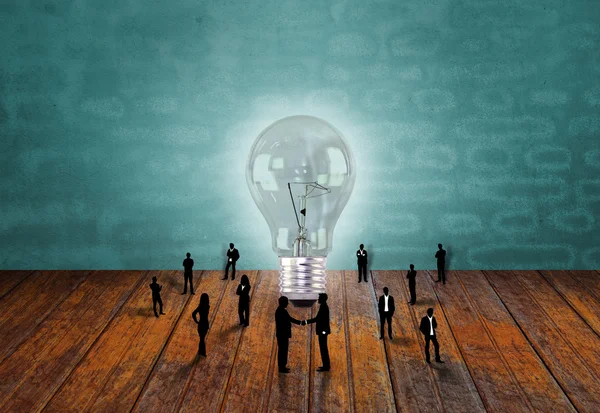 ビジネスと電球のシルエット — ストック写真