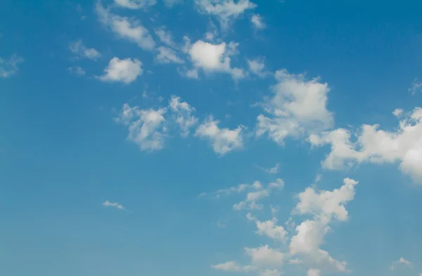 Cielo azul con sol y hermosas nubes —  Fotos de Stock