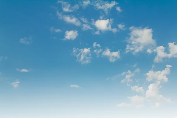 Блакитне небо з сонцем і красивими хмарами — стокове фото