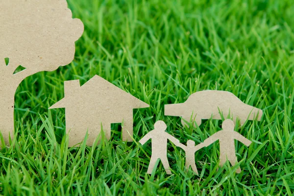 Паперовий зріз сім'ї з будинком, деревом та автомобілем на свіжому весняному gr — стокове фото