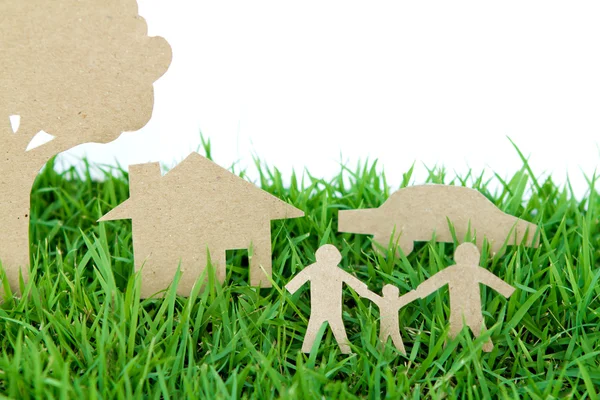 Паперовий зріз сім'ї з будинком, деревом та автомобілем на свіжому весняному gr — стокове фото