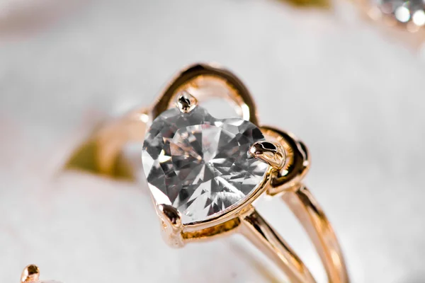 Золотое кольцо и бриллиант — стоковое фото