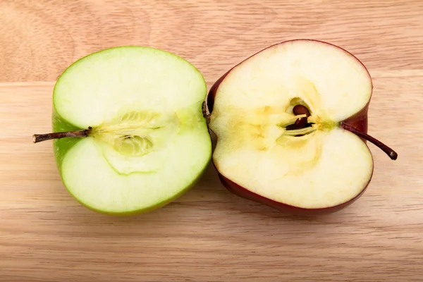 Зелена і червона половина яблука — стокове фото