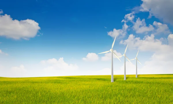 Wind turbine against the blue sky — Stock Photo, Image