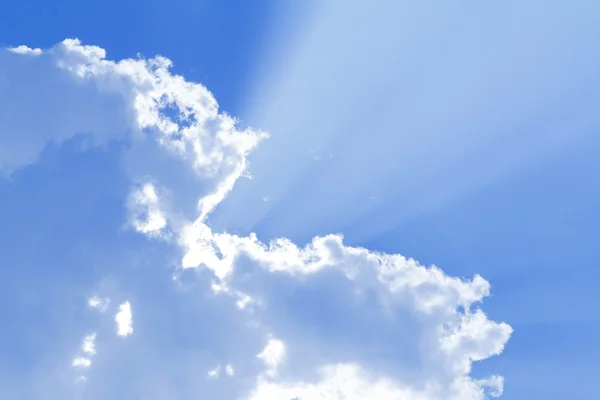Błękitne niebo ze słońcem i pięknymi chmurami — Zdjęcie stockowe