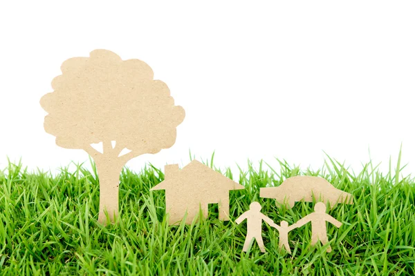 Corte de papel de familia con casa, árbol y coche en primavera fresca gr —  Fotos de Stock