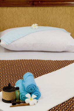 beyaz çiçek, uçucu yağ ile şişe ile sağlık spa