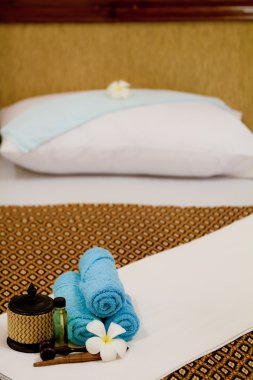 beyaz çiçek, uçucu yağ ile şişe ile sağlık spa