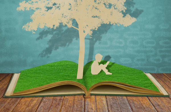 Découpe de papier d'enfants lire un livre sous l'arbre sur le vieux livre — Photo