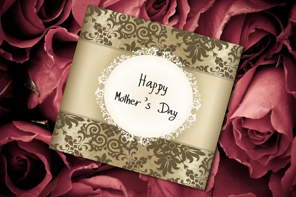 Tarjeta del Día de la Madre sobre un fondo de rosas rojas —  Fotos de Stock