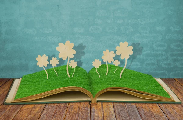 Papírový střih Marsilka čtyřlistá na trávě knihu — Stock fotografie