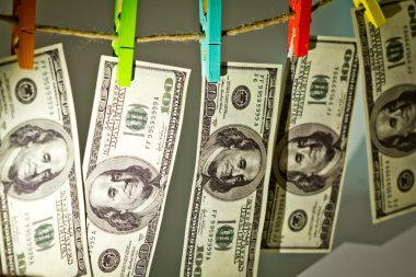 dolar üzerinde beyaz izole bir ip üzerinde