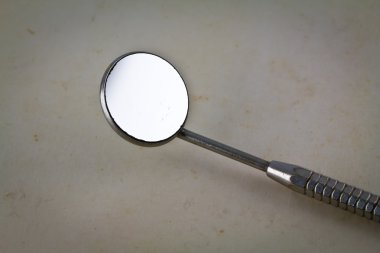 antika arka plan üzerinde diş araçları