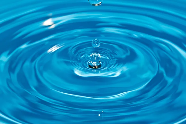 Čisté vody a vody bubliny v modrém — Stock fotografie