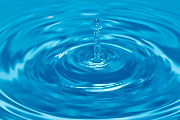 清洁用水和水中蓝色气泡 — 图库照片