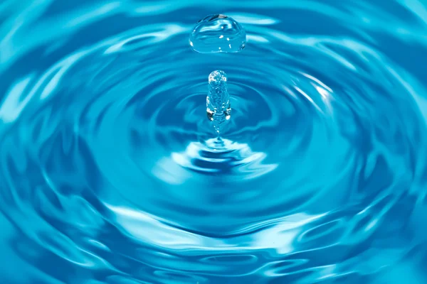 Água limpa e bolhas de água em azul — Fotografia de Stock