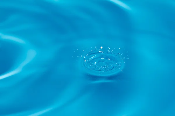 Καθαρό νερό και τις φυσαλίδες νερού σε μπλε — Φωτογραφία Αρχείου