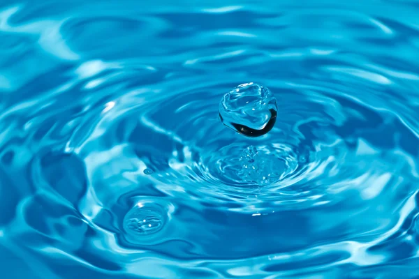 Água limpa e bolhas de água em azul — Fotografia de Stock