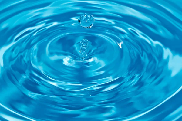 Schoon water en water bubbels in blauw — Stockfoto