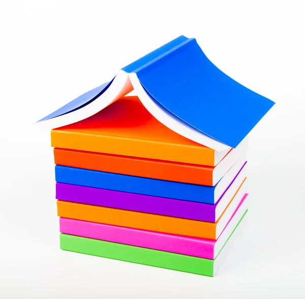 Stos kolorowych książek jak w domu — Zdjęcie stockowe