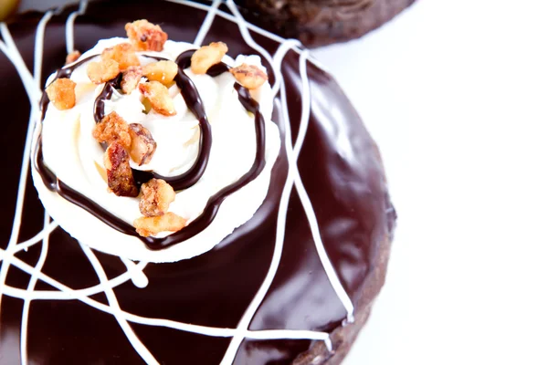 Donut met chocolade en pinda — Stockfoto