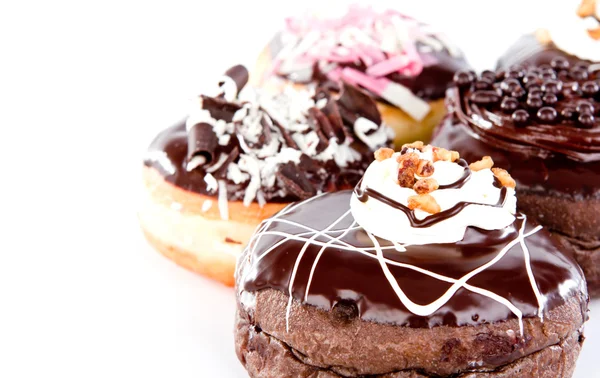 Пончик з шоколадом і арахісом — стокове фото