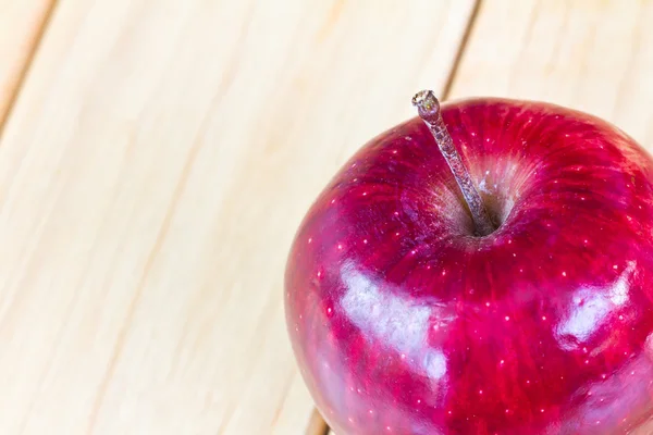 Röda äpplen på träbordet — Stockfoto