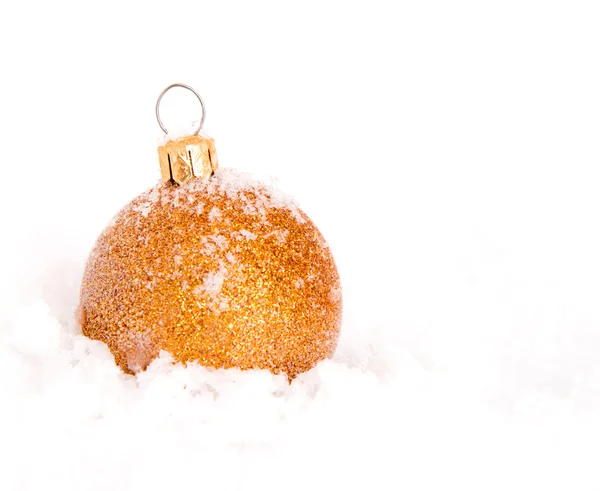 Modré, červené a zlaté vánoční koule se sněhem — Stock fotografie