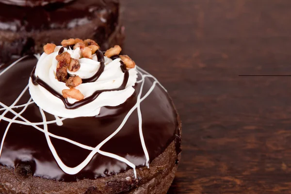Donut med choklad och jordnötter — Stockfoto