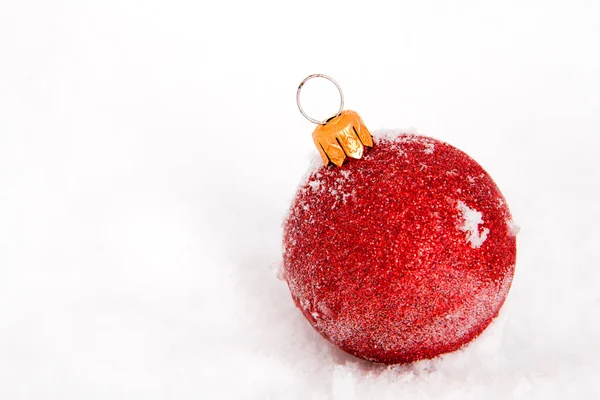 Palle di Natale blu, rosse e dorate con neve — Foto Stock