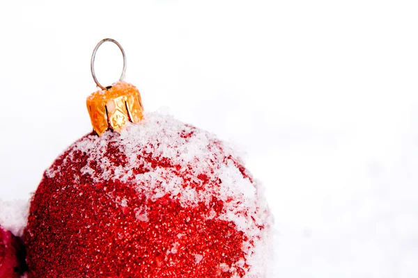 Kék, piros és arany karácsonyi golyó a hó — Stock Fotó