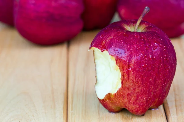 Красные яблоки на деревянном столе — стоковое фото