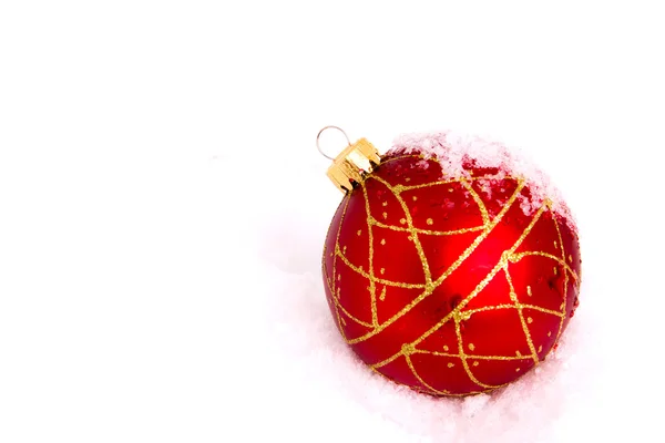 बर्फ के साथ नीला, लाल और सोने क्रिसमस बॉल — स्टॉक फ़ोटो, इमेज