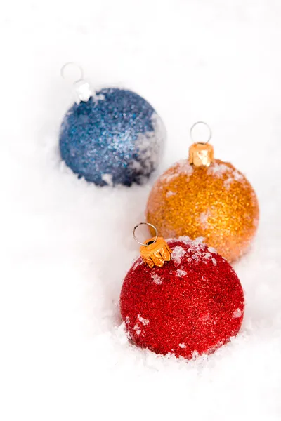 Niebieski, czerwony i złoty bombki ze śniegu — Zdjęcie stockowe