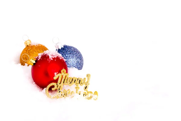 Blauwe, rode en gouden kerstballen met sneeuw — Stockfoto