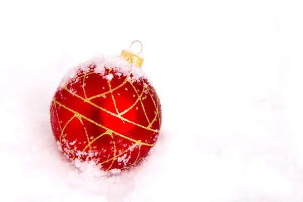 눈으로 파란색, 빨간색과 금색 크리스마스 공 — 스톡 사진