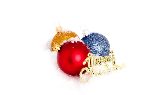 Blå, röd och guld julgranskulor med snö — Stockfoto