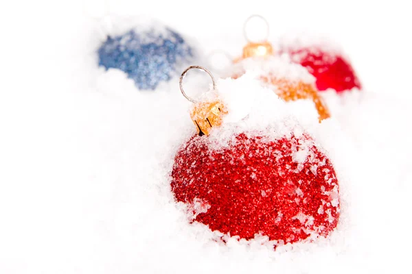 Bolas de Navidad azules, rojas y doradas con nieve — Foto de Stock