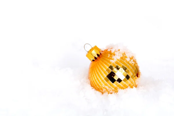 Biru, merah dan emas bola Natal dengan salju — Stok Foto